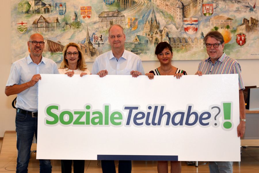 Damit die soziale Teilhabe von Menschen mit Behinderung gelingt, braucht es Informationen – Klärten auf: Robert Messing (Sozialplaner beim LWL-Inklusionsamt Soziale Teilhabe), Alexandra Mader (Beraterin in der Ergänzenden Unabhängigen Teilhabeberatung), Herbert Müller (Kreissozialamt), Zehra Bavli (Kreisgesundheitsamt) und Michael Beninde (Dezernent Kreis Paderborn).   Bildrechte: Kreis Paderborn, Amt für Presse- und Öffentlichkeitsarbeit, Meike Delang : Damit die soziale Teilhabe von Menschen mit Behinderung gelingt, braucht es Informationen – Klärten auf: Robert Messing (Sozialplaner beim LWL-Inklusionsamt Soziale Teilhabe), Alexandra Mader (Beraterin in der Ergänzenden Unabhängigen Teilhabeberatung), Herbert Müller (Kreissozialamt), Zehra Bavli (Kreisgesundheitsamt) und Michael Beninde (Dezernent Kreis Paderborn).   Bildrechte: Kreis Paderborn, Amt für Presse- und Öffentlichkeitsarbeit, Meike Delang